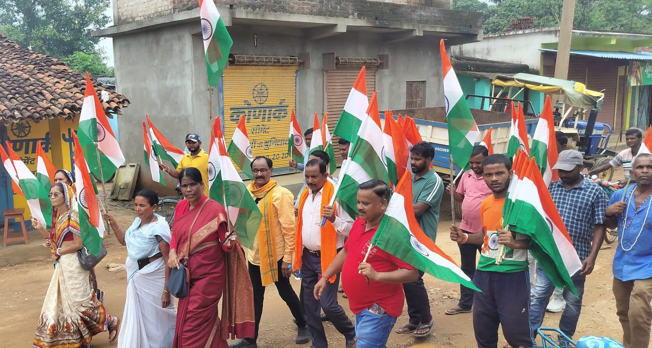 Chaibasa News : शहर से लेकर गांव तक निकाली गयी तिरंगा यात्रा