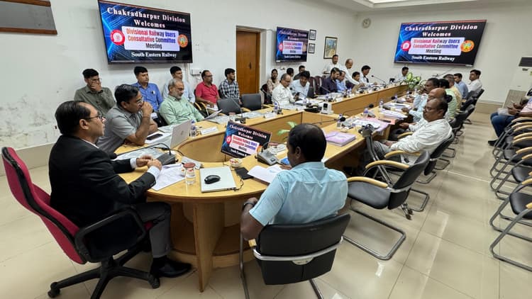 Chaibasa News : कोल्हान के सभी स्टेशन विकसित होंगे, बढ़ेंगी यात्री सुविधाएं