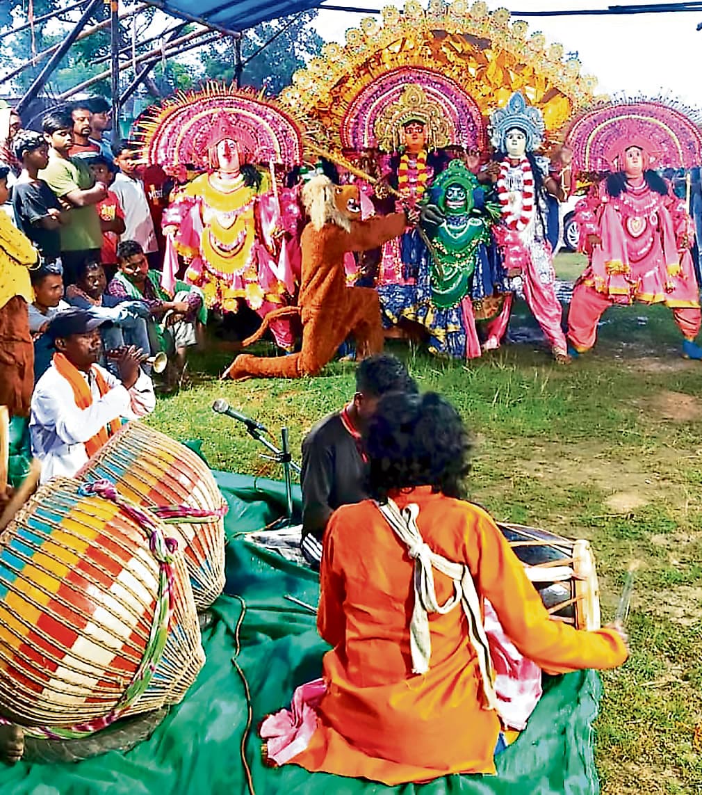 Seraikela Kharsawan News : सांस्कृतिक संध्या में छऊ नृत्य ने दर्शकों का मन मोहा