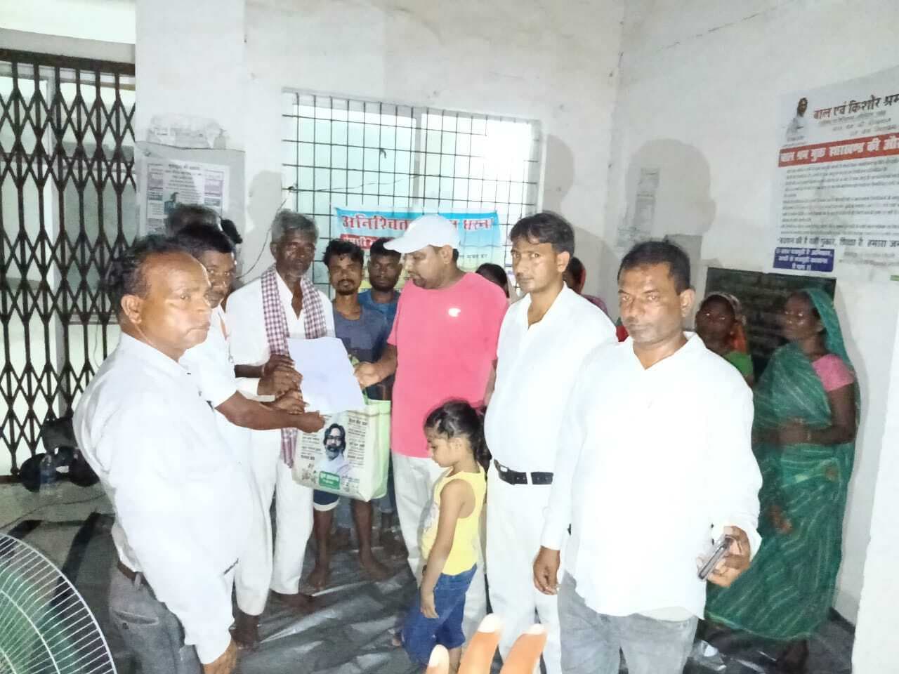 Giridih News: अंचल निरीक्षक के लिखित आश्वासन के बाद धरना समाप्त