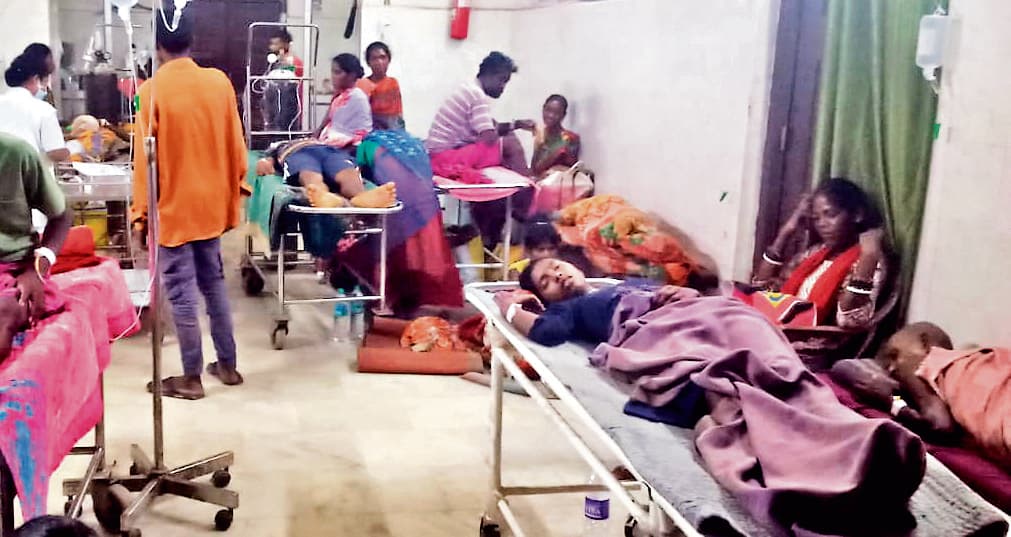 Chaibasa News : सदर के इमरजेंसी में नहीं मिला बेड, घर से खाट लाकर कराया गया इलाज