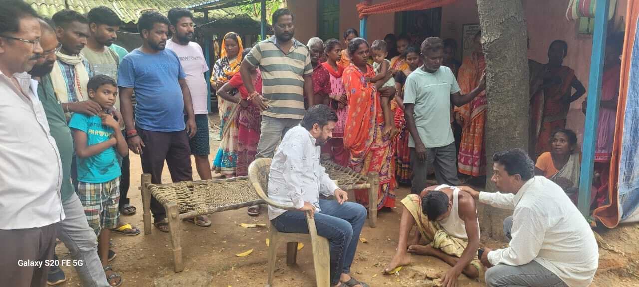 East Singhbhum News : बिजली प्रवाहित पंखा गिरने से एक मजदूर की मौत, 4-5 की जान बची