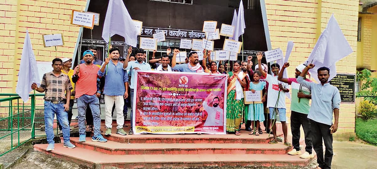 Chaibasa News : नशा पर रोक व सड़क की मांग