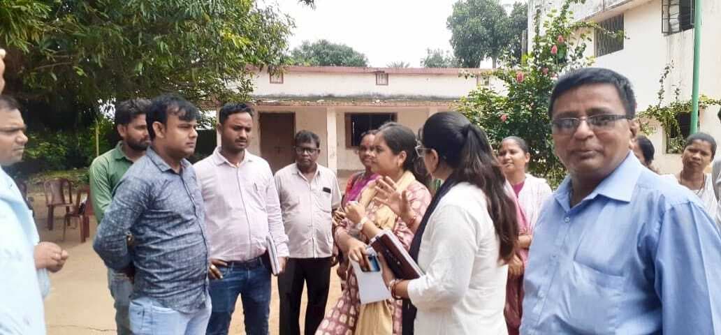 East Singhbhum News : विद्यालय की कई खिड़कियों के शीशे टूटे मिले, बस्ती में वृद्धाओं की समस्याएं सुनीं