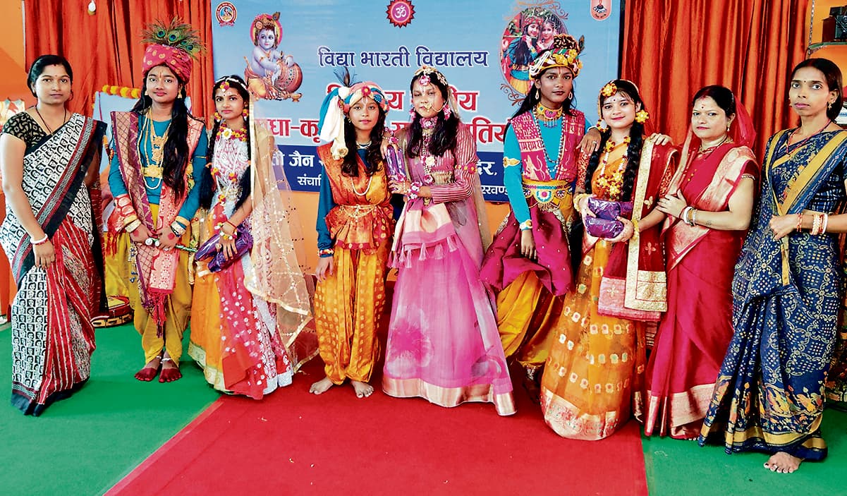 Chaibasa News : बच्चों की वेशभूषा में दिखी भारतीय संस्कृति व परंपराओं की झलक