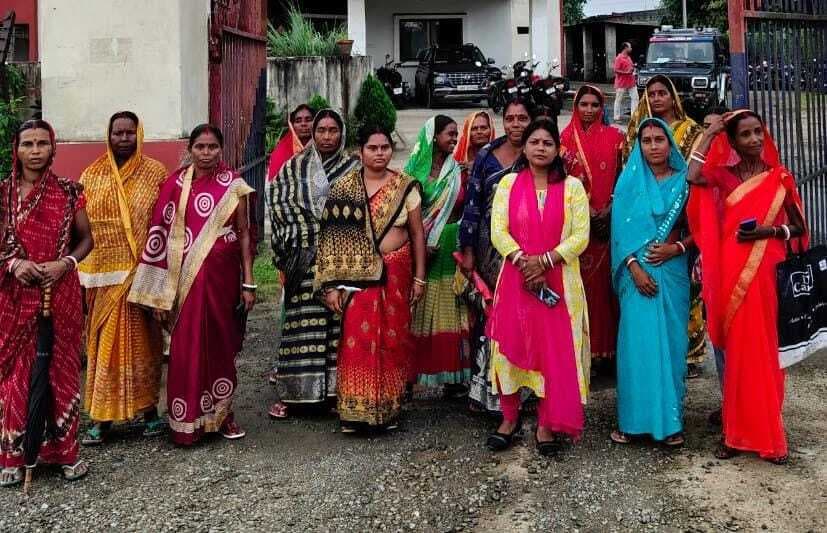 East Singhbhum News : महिलाओं के साथ गांव पहुंची पुलिस ने की छापेमारी, भट्ठी तोड़ शराब बहायी