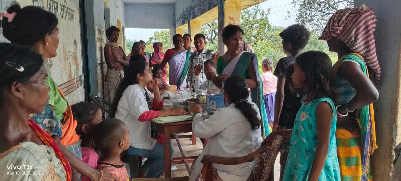 East Singhbhum News : टुमांगकोचा में लगा शिविर, 31 लोग मलेरिया से पीड़ित मिले