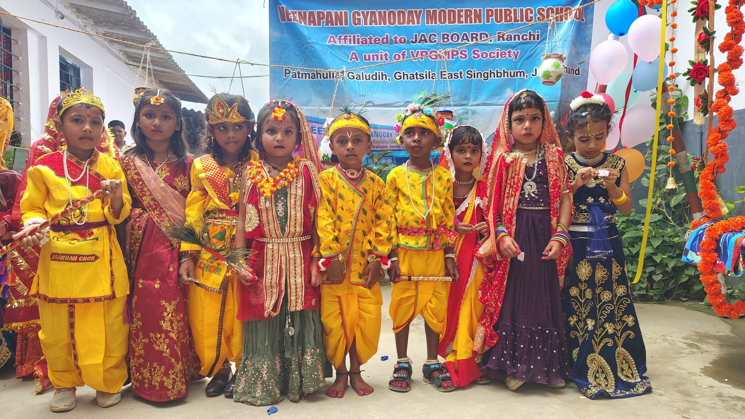 East Singhbhum News : राधा के वेश में ईशा बागती और कृष्ण में कृष्णा लोहार सर्वश्रेष्ठ