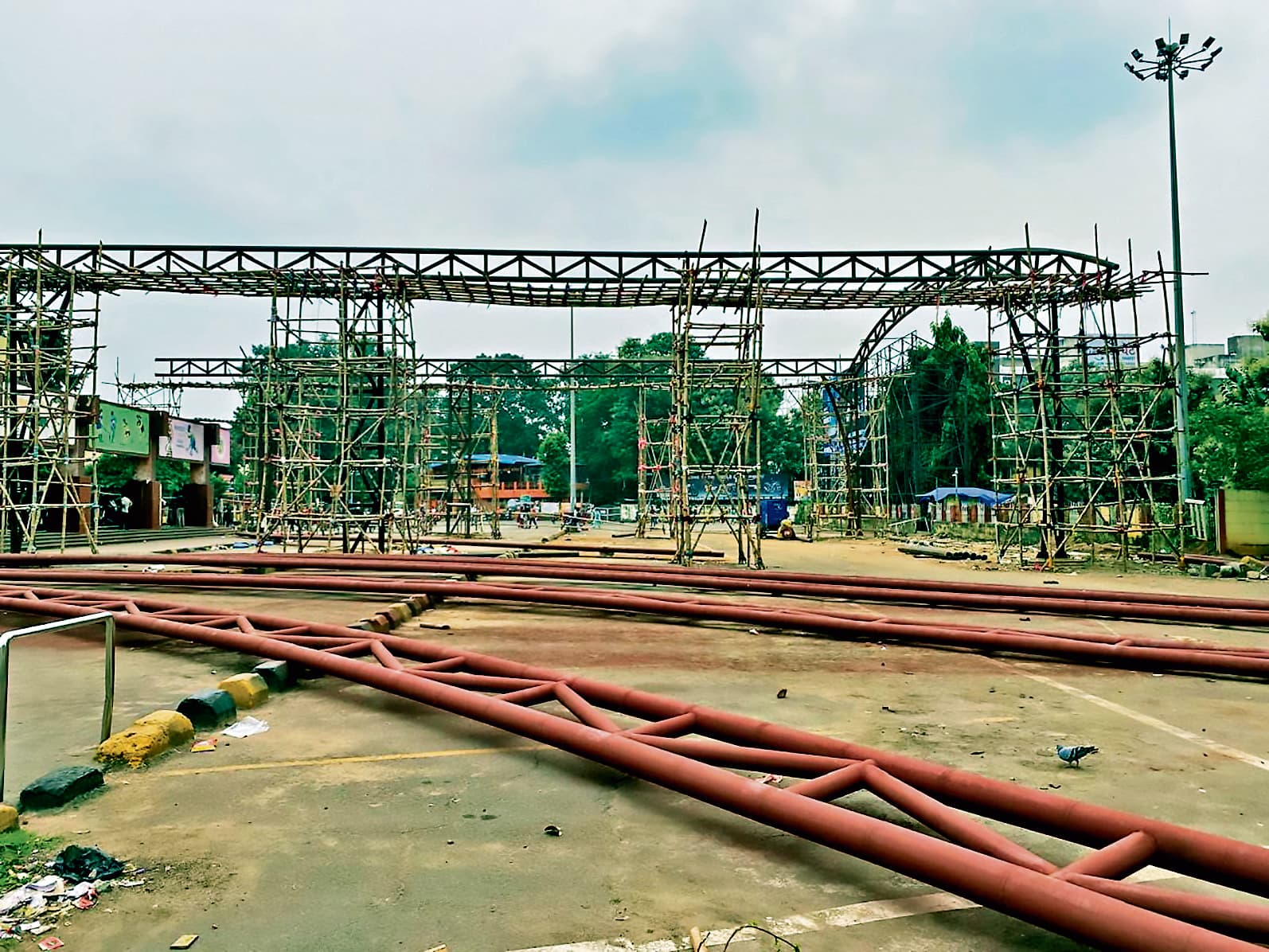 Rourkela News: शेड निर्माण को लेकर भारी वाहनों के प्रवेश पर लगी रोक, सामान के साथ पैदल चलकर राउरकेला स्टेशन पहुंच रहे यात्री