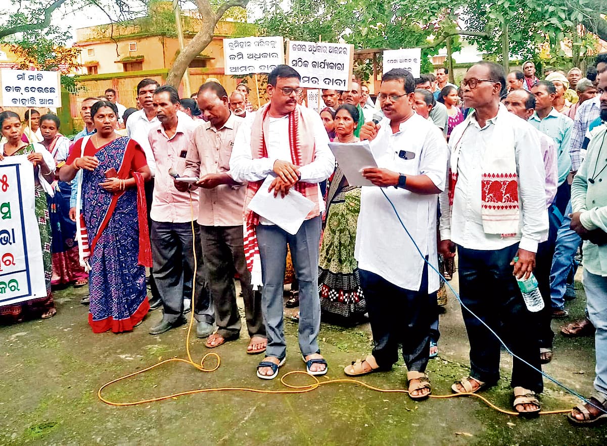 Sambalpur News: द्योगपतियों और पूंजीपतियों को जमीन हस्तांतरित करने की नीति का किया विरोध