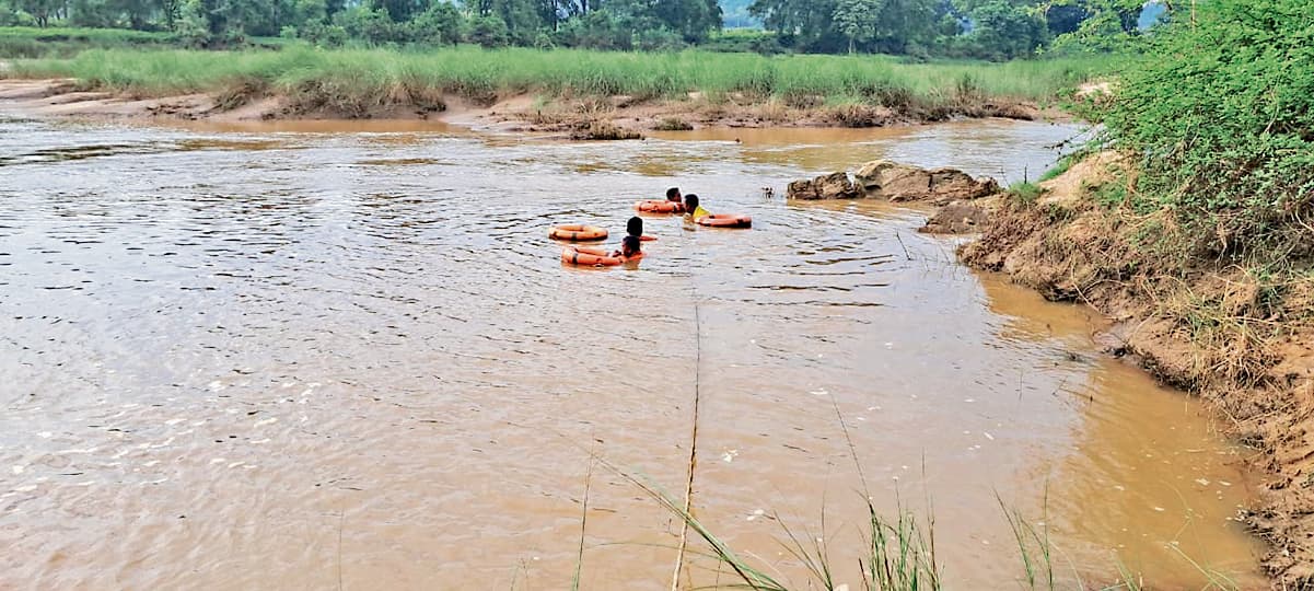 Rourkela News: देवनदी में नहाने उतरे तीन युवक डूबे, दो को बचाया, एक लापता