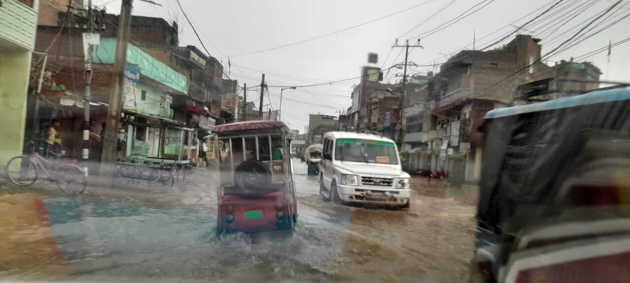 मूसलाधार बारिश से शहर में जलजमाव, राहगीर रहे परेशान