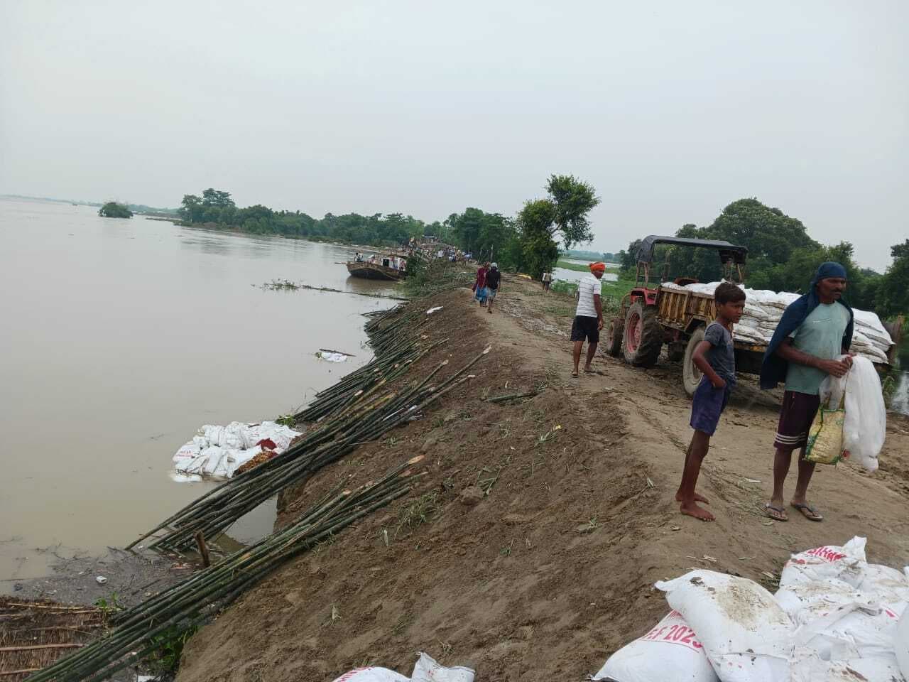 Bhagalpur news नरकटिया बांध पर गंगा का दबाव, सिपेज व दरार भरने की जरूरत