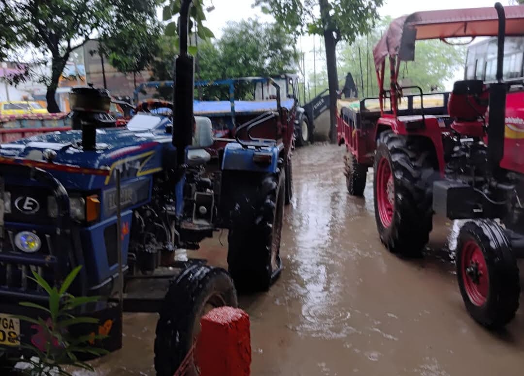 अवैध बालू खनन पर पुलिस का एक्शन, सात ट्रैक्टर जब्त