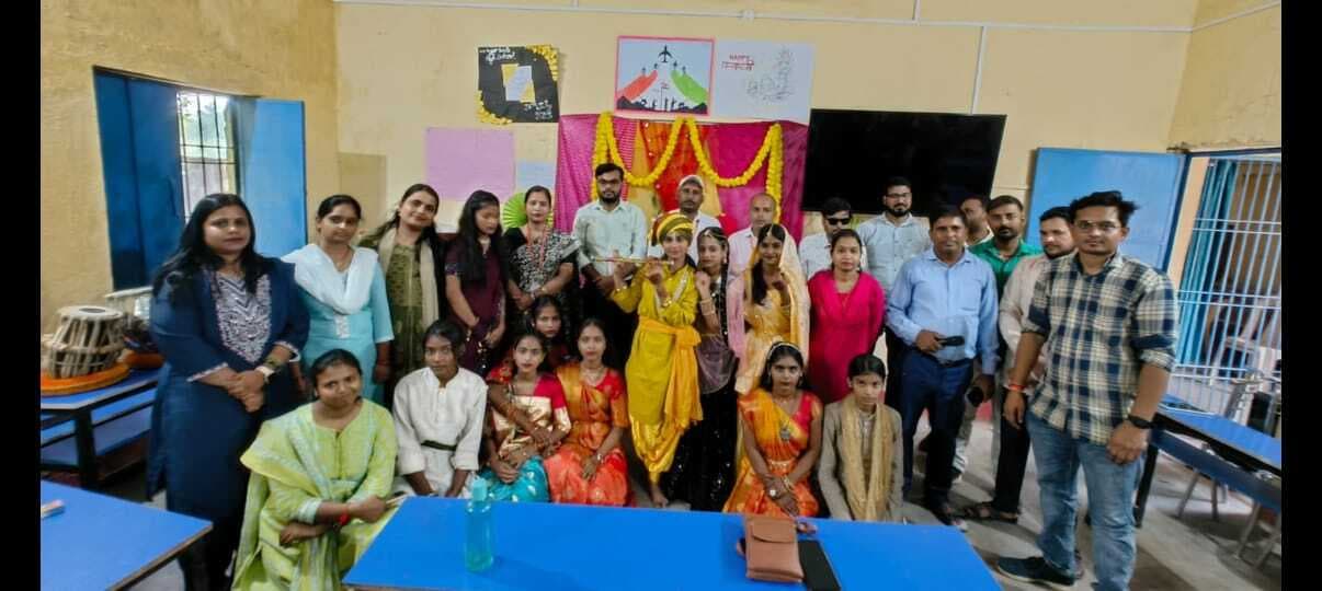 बच्चियाें ने राधा-कृष्ण की झांकियों से मोहा मन