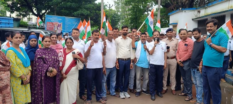 ओबरा में निकली तिरंगा यात्रा, भारत माता की जय से गूंजा शहर