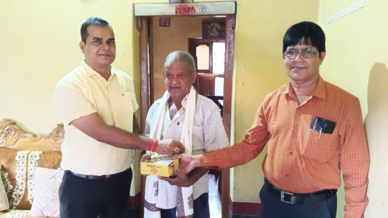 प्रशासन ने आंदोलनकारियों को किया सम्मानित