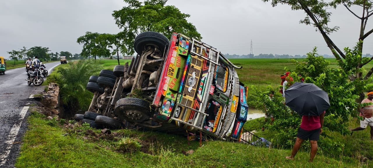 बालू लदा ट्रक पलटा, बाल-बाल बचे चालक व खलासी