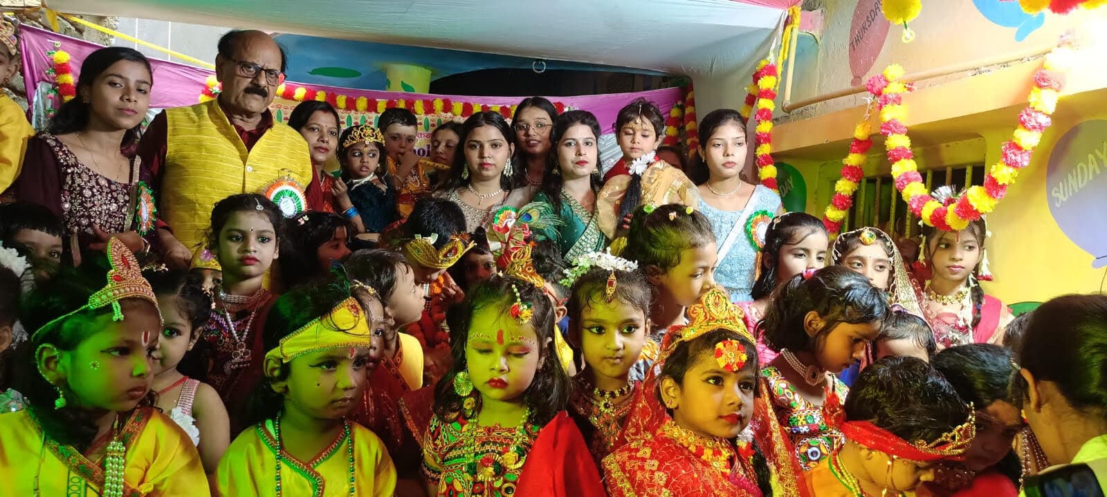 भगवान कृष्ण की बाल लीलाओं को देख आत्ममुग्ध हुए लोग