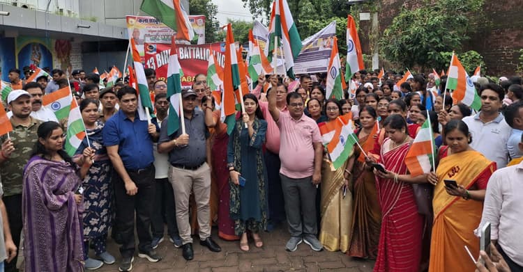 सभी नागरिकों में राष्ट्र व तिरंगे के प्रति होना चाहिए सम्मान : डीएम