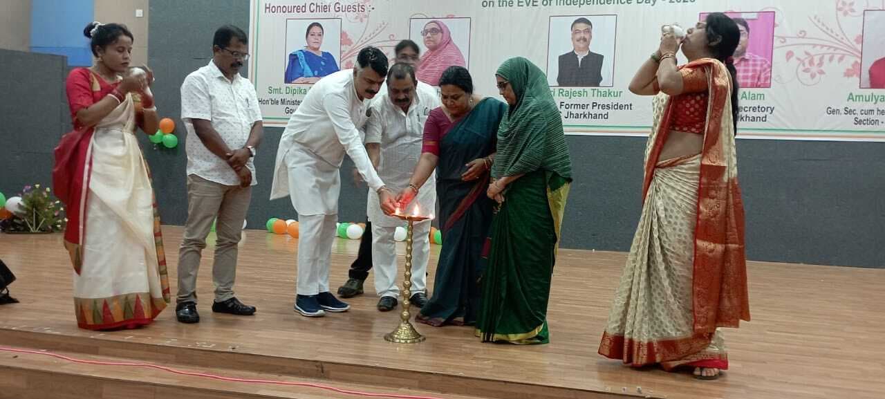 द्रोणा किड्स स्कूल के बच्चों ने मनाया आजादी का जश्न