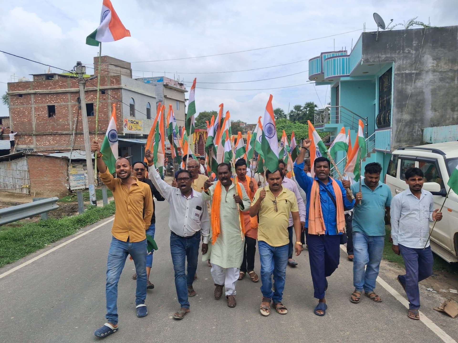 Samastipur News:तिरंगा यात्रा के दौरान देशभक्ति के नारों से गूंजा बाजार