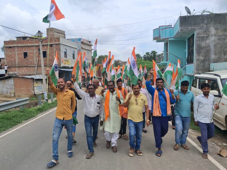 Samastipur News:तिरंगा यात्रा के दौरान देशभक्ति के नारों से गूंजा बाजार