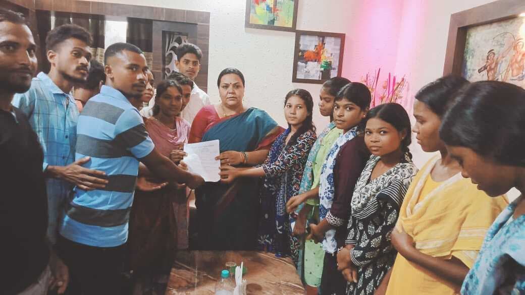 छात्रों ने केकेएम कॉलेज की समस्याओं पर मंत्री को सौंपा ज्ञापन