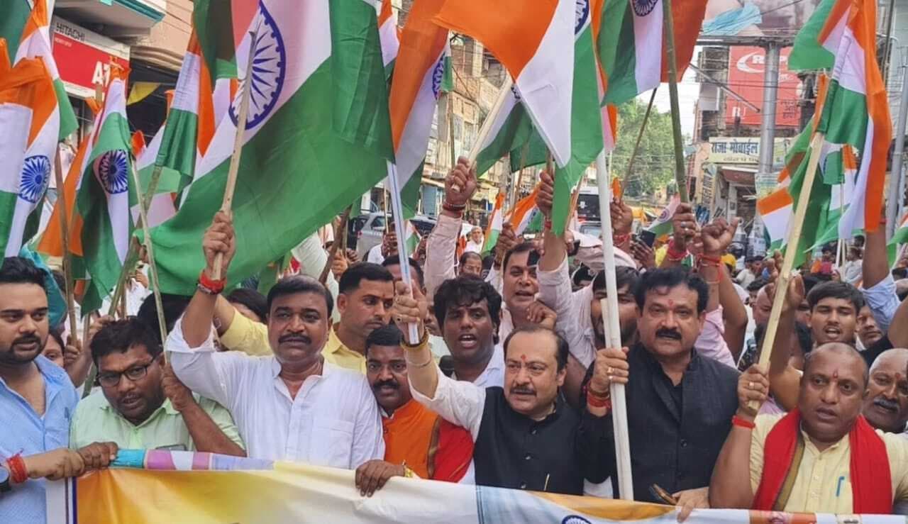 भाजपा युवा मोर्चा ने निकाली तिरंगा यात्रा, देशभक्ति के नारों से गूंजा नवादा