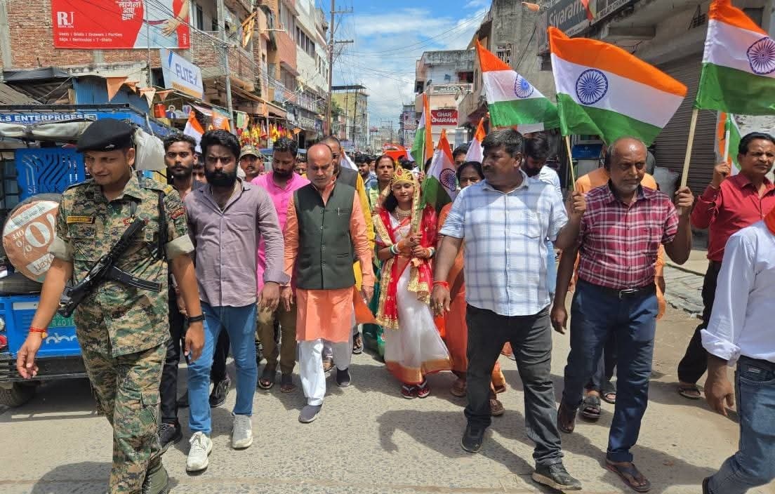 भाजपा कार्यकर्ताओं ने शहर में निकाला तिरंगा यात्रा