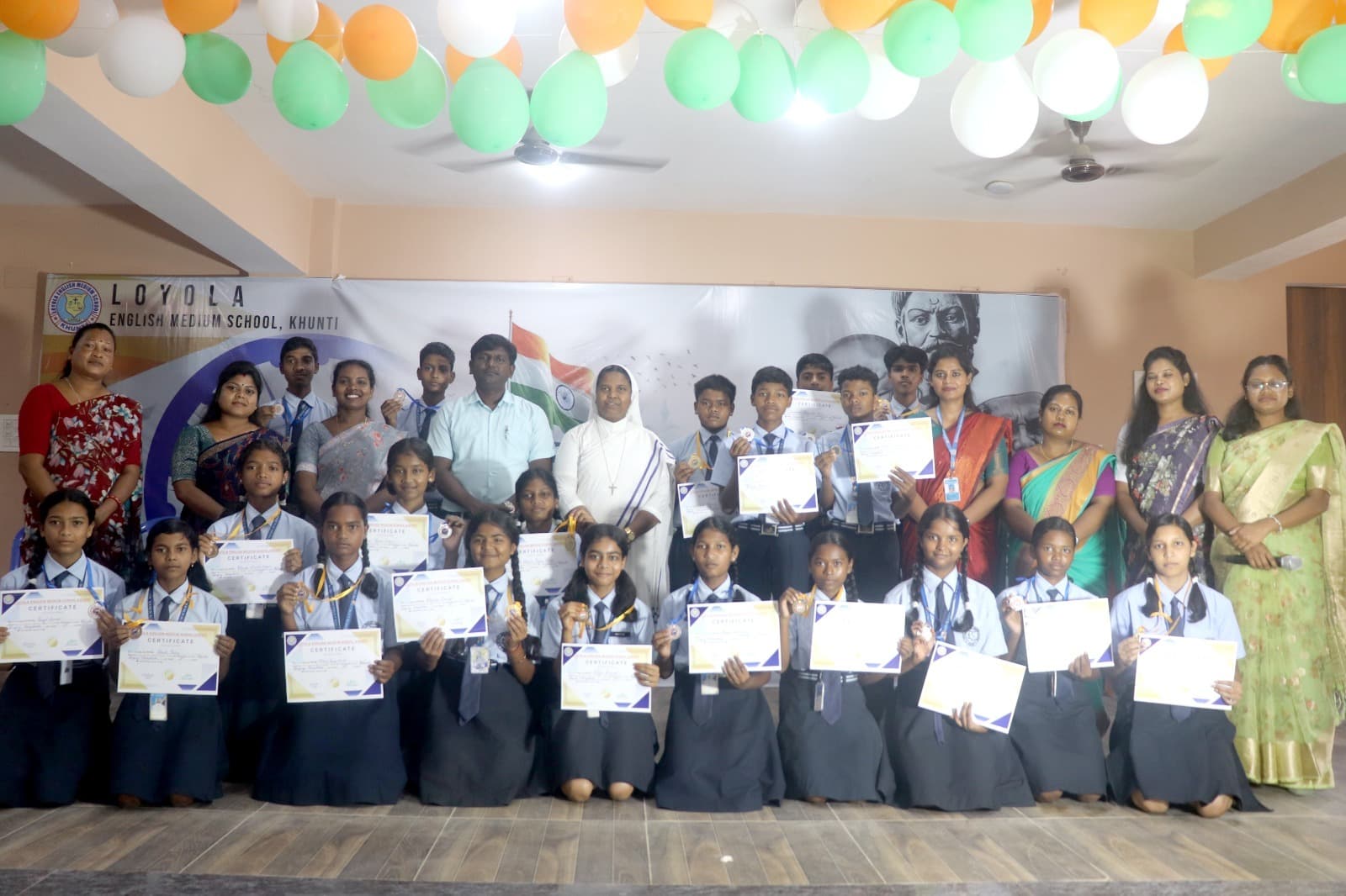 लोयोला इंग्लिश मीडियम स्कूल में हुई देशभक्ति भाषण और गायन प्रतियोगिता