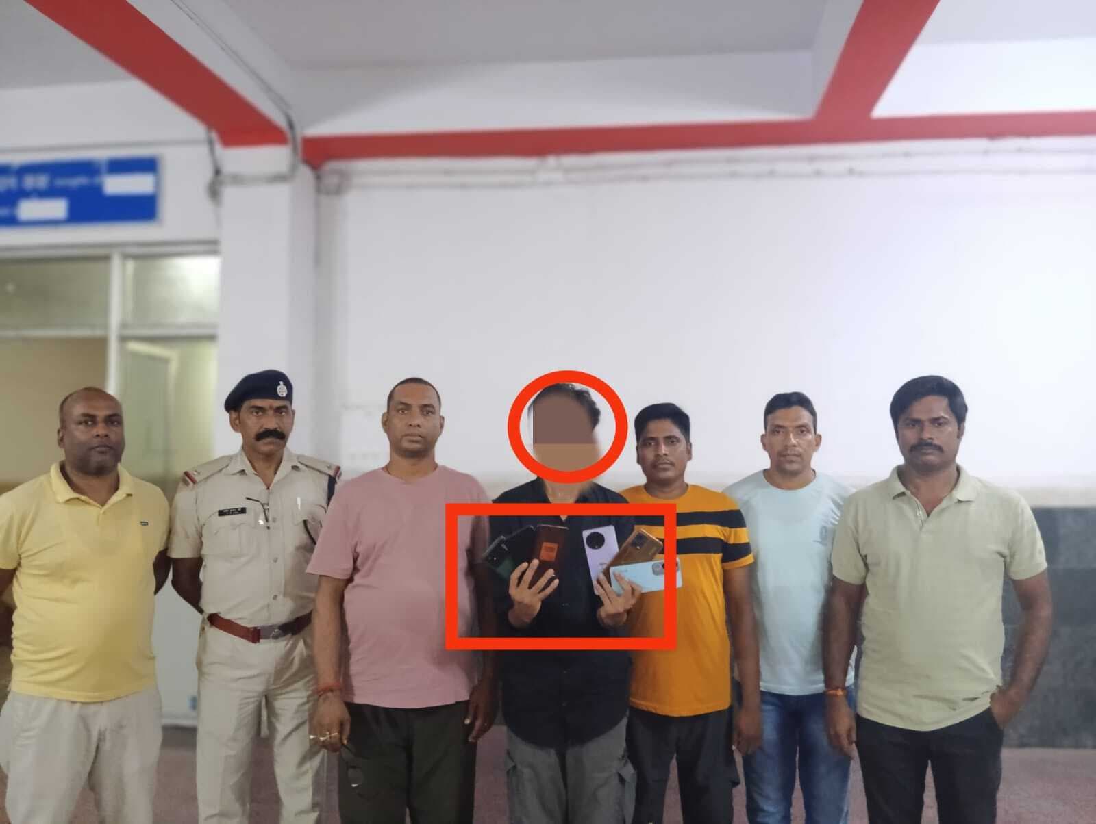 Jamshedpur news. टाटानगर स्टेशन से लातेहार का रहने वाला युवक धराया, चोरी के छह मोबाइल जब्त