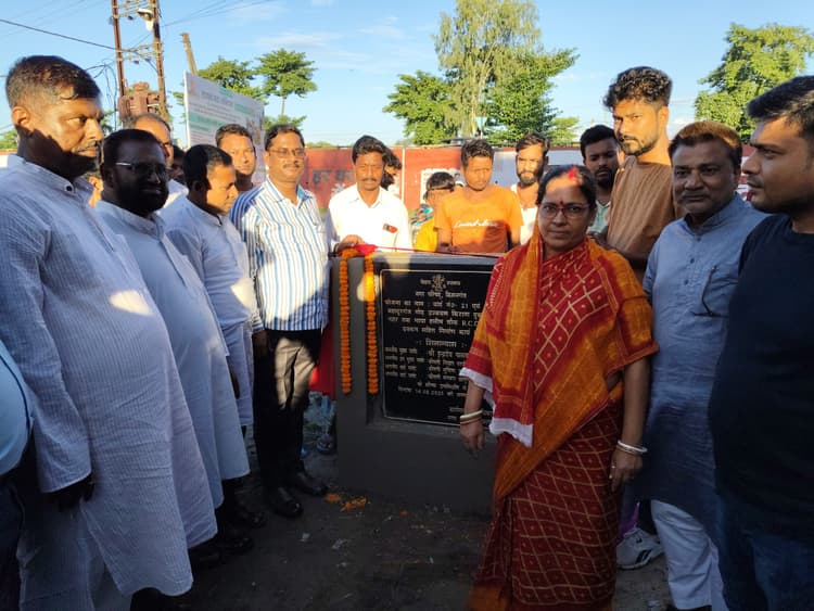 नाला निर्माण कार्य का नप अध्यक्ष ने किया शिलान्यास