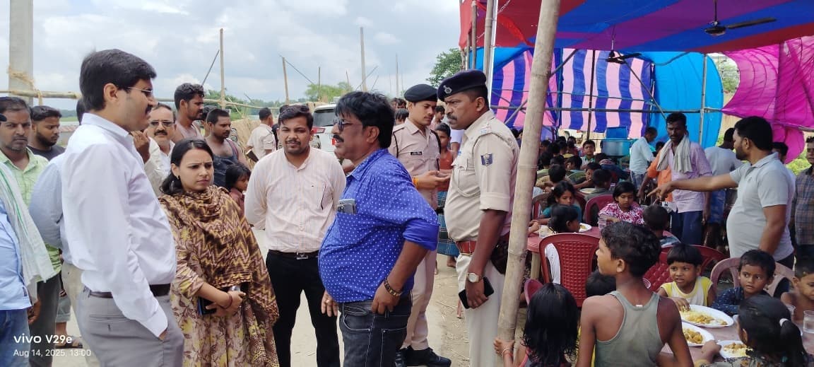 अमदाबाद में बाढ़ पीड़ितों के लिए संचालित सामुदायिक रसोई का डीएम ने लिया जायजा