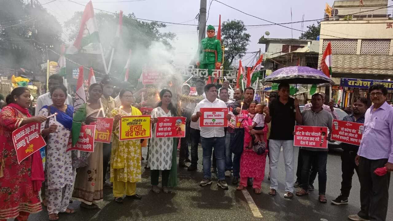 कांग्रेस ने केंद्र सरकार और चुनाव आयोग के खिलाफ किया प्रदर्शन