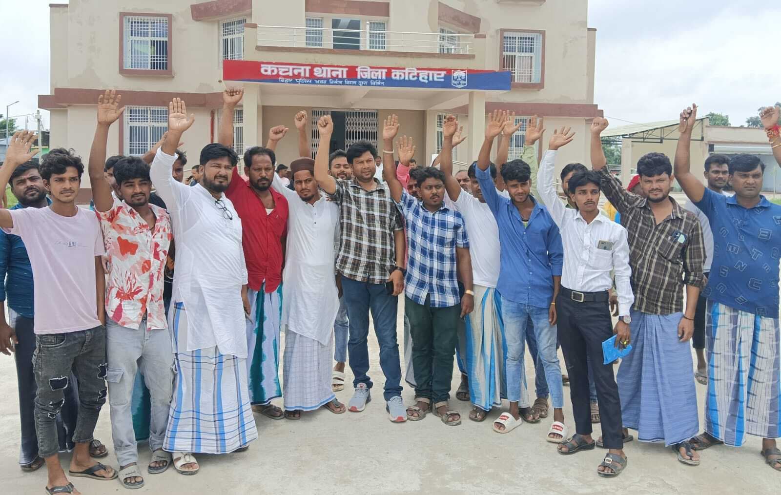 सिपाही ने दुकानदारों से अभद्रता व वसूली के खिलाफ कचना थाना  ग्रामीणों ने घेरा