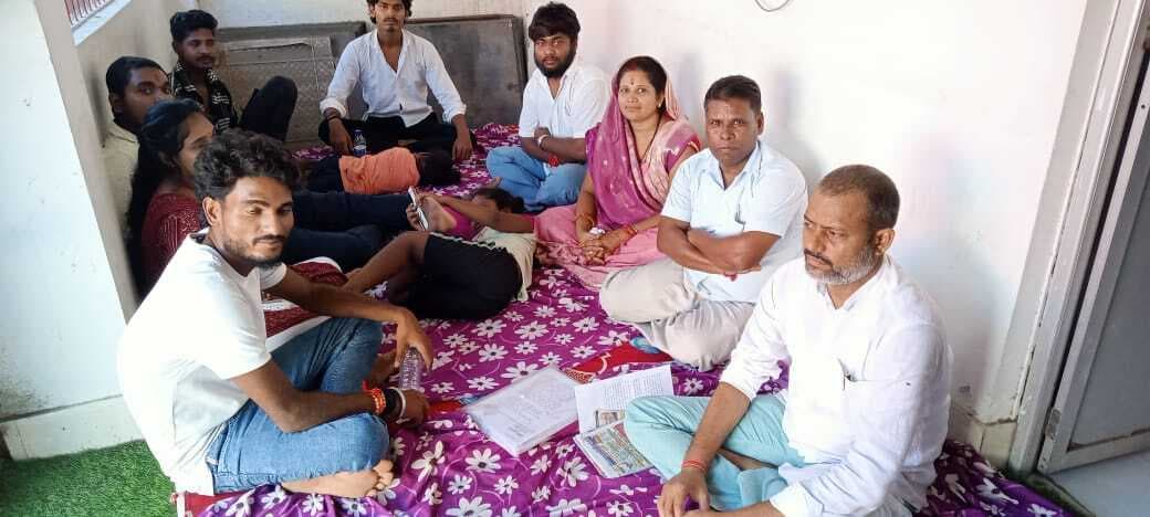 Samastipur News:मांगों को लेकर बच्चा व परिवार समेत धरना पर बैठी जिप सदस्य