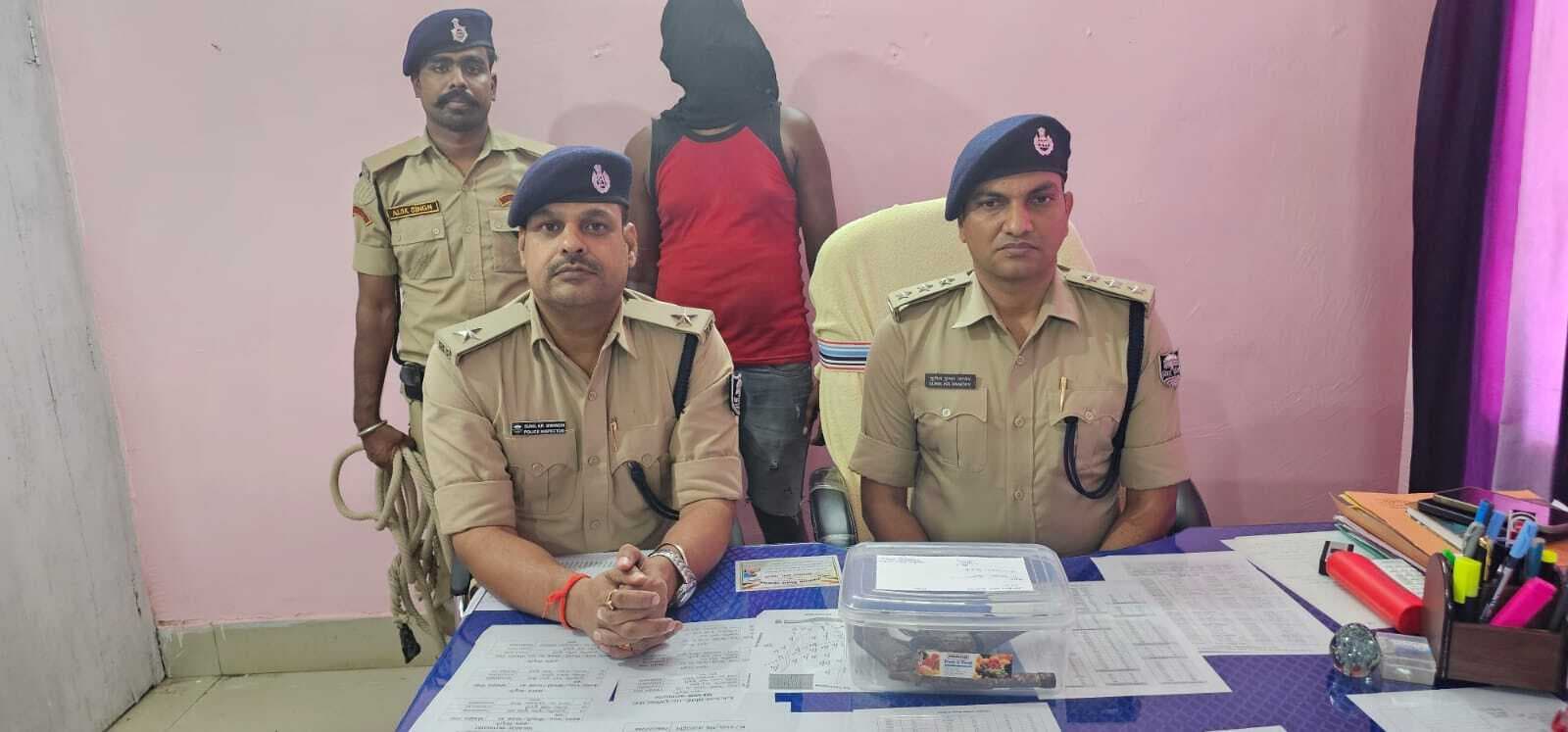 युवक गिरफ्तार, दो कट्टे बरामद