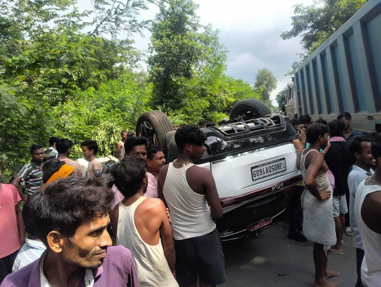 टायर फटने से कार पलटी, बाल-बाल बचा दंपती