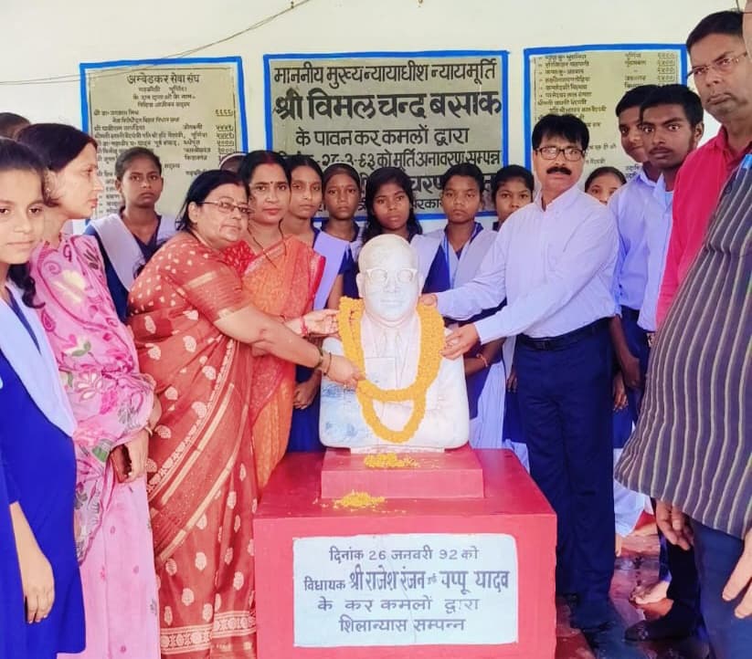 कलानंद उमावि में अंबेडकर की प्रतिमा पर माल्यार्पण