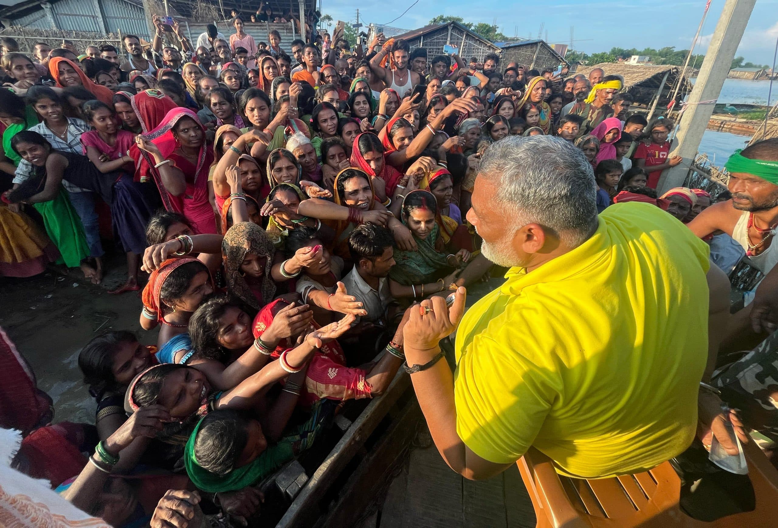 सांसद ने बाढ़ प्रभावित क्षेत्रों का दौरा कर की पीड़ितों की मदद