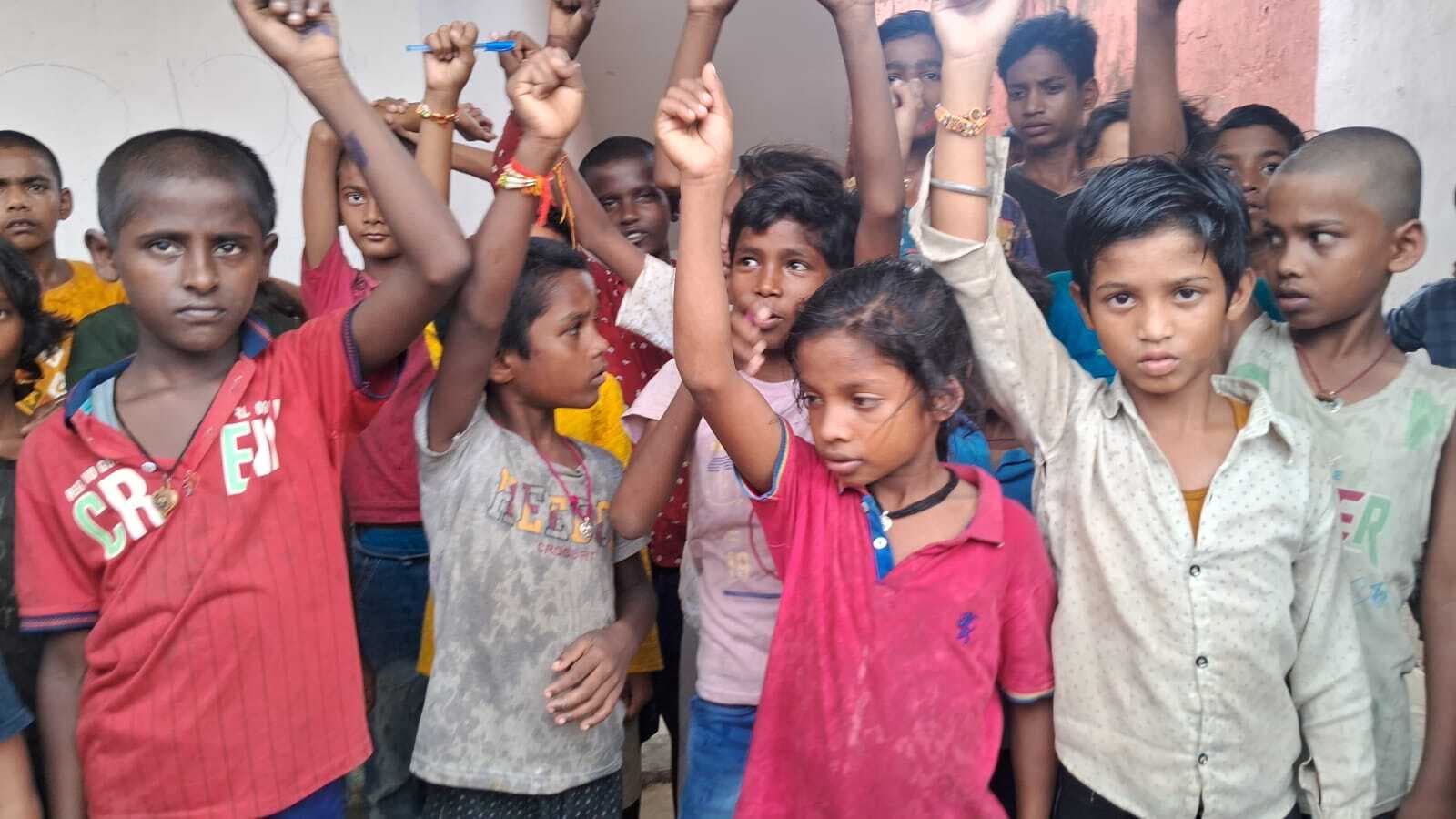 स्कूल से बिना भोजन के वापस लौट गये कई बच्चे, एमडीएम की गुणवत्ता पर सवाल, मात्रा भी थी कम