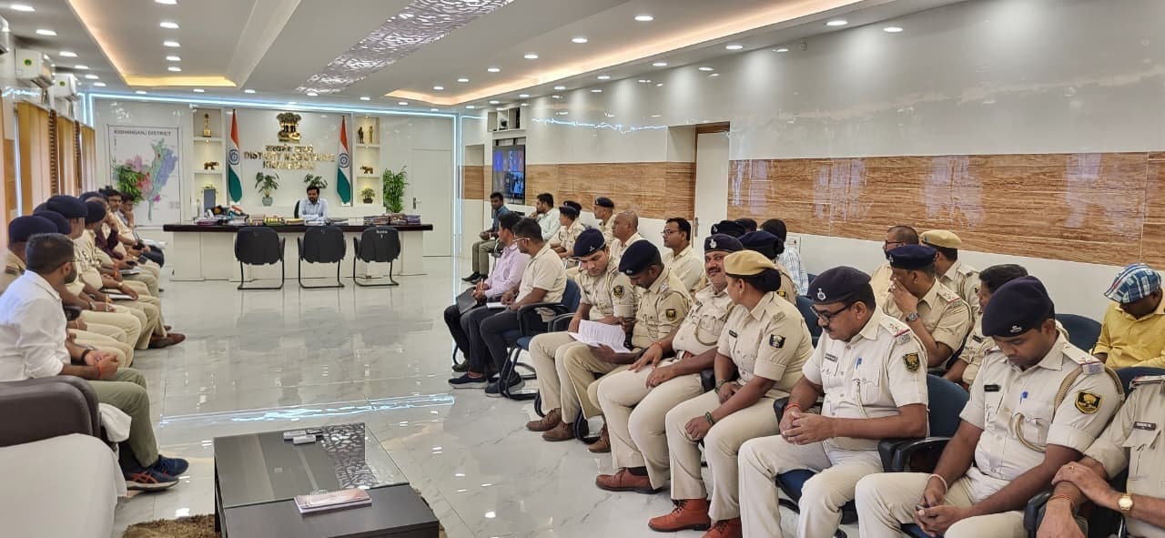 पुलिस पदाधिकारियों को अलर्ट रहने का डीएम ने दिया निर्देश