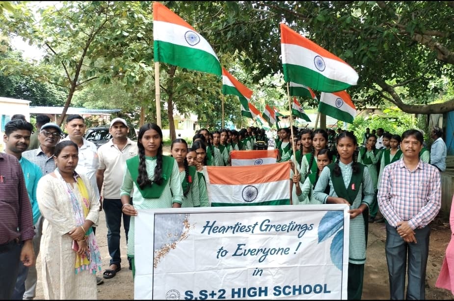 स्कूलों में तिरंगा यात्रा का आयोजन