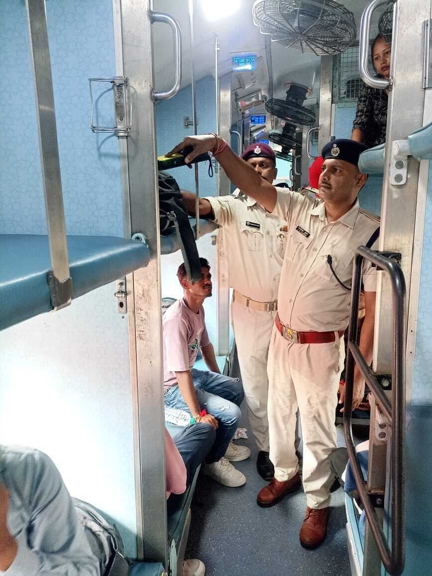 hajipur news. स्वतंत्रता दिवस को लेकर रेलवे पुलिस ने चलाया सर्च अभियान