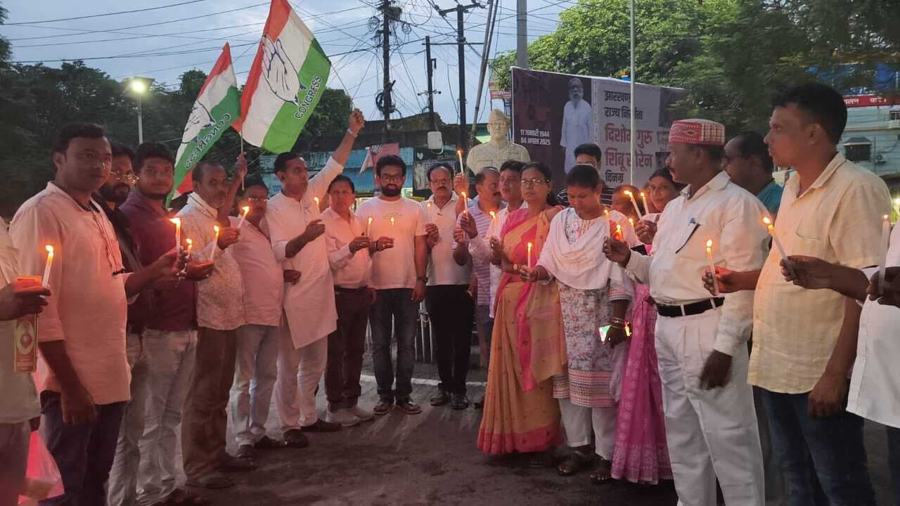 कांग्रेसियों ने वोट चोरी के खिलाफ कैंडल मार्च निकाल कर किया प्रदर्शन