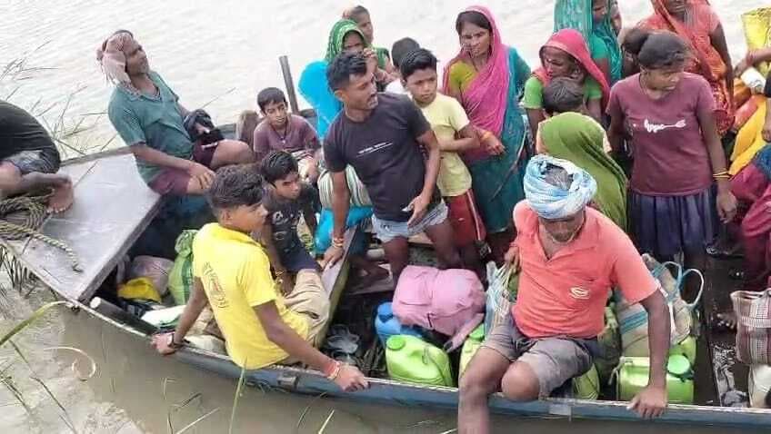 कोसी नदी में फंसी नाव, तीन दर्जन लोगों की जान बची