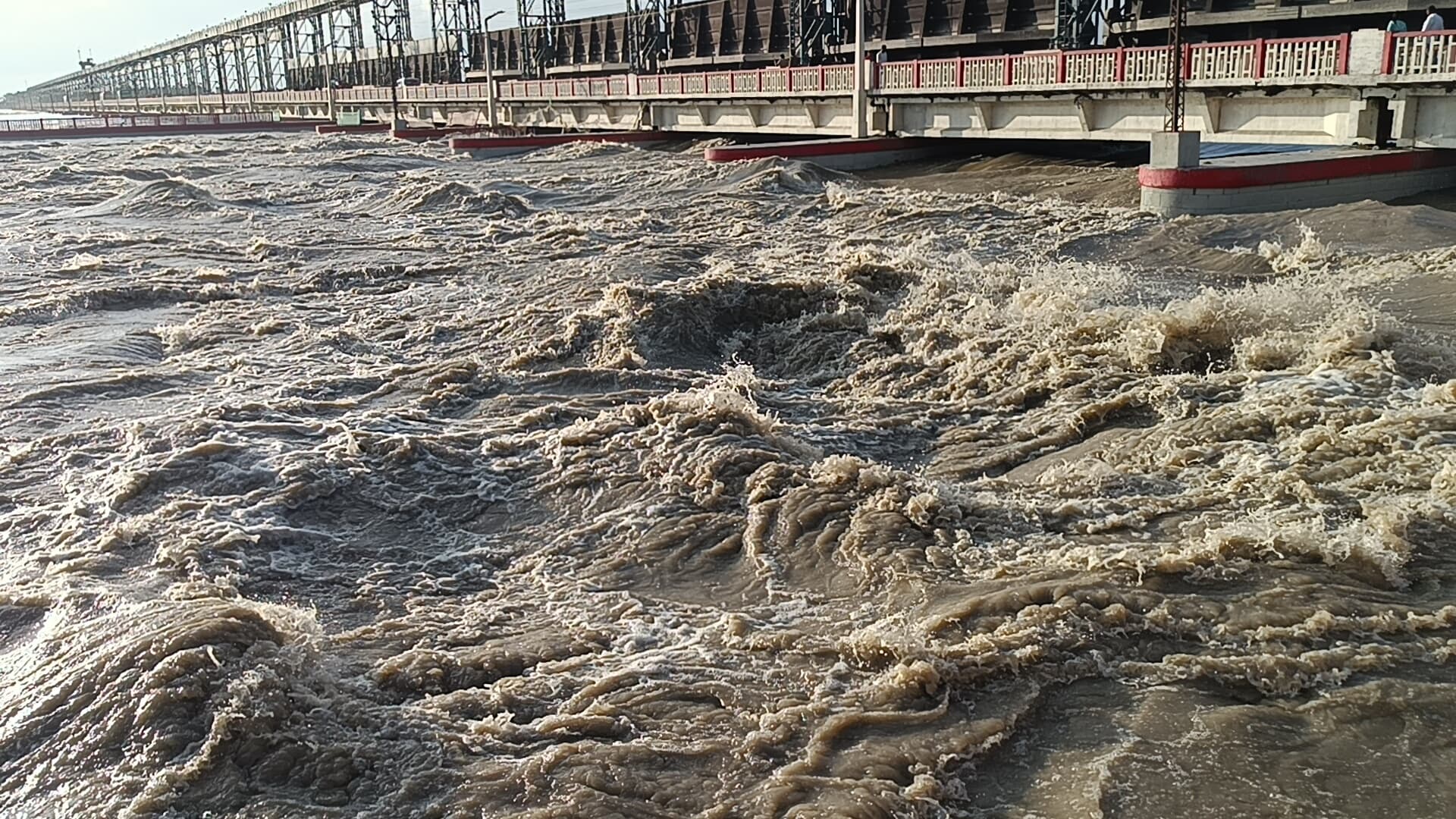 कोसी नदी के जलस्तर में उतार-चढ़ाव जारी, 02 लाख क्यूसेक के समीप पहुंचा नदी का डिस्चार्ज