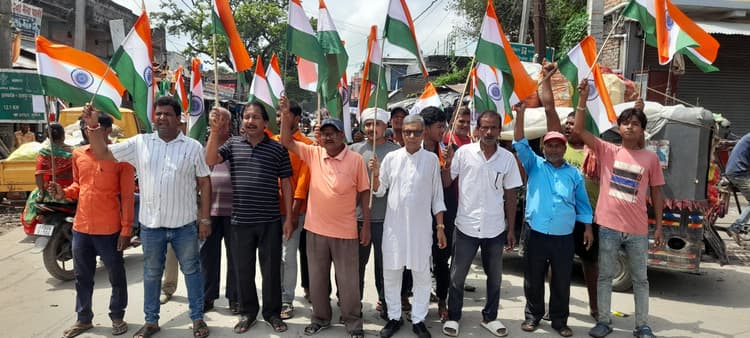 तिरंगा यात्रा, देशभक्ति के नारों से गूंजा वातावरण