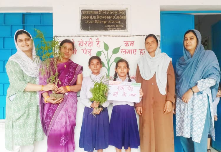 एक पेड़ मां के नाम कार्यक्रम में छात्राें और शिक्षकों ने किया पौधारोपण